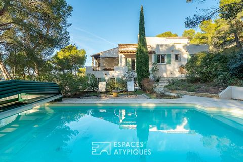 Nestled on the heights of the village of Velaux, this Provençal house offers a surface area of 190m2 on a plot of 2000m2 Built in the traditional style of Provençal houses of the eighties, this property is set in the heart of a natural garden embelli...