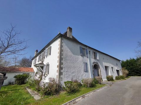 Between the market towns of Sauveterre-de-Béarn and Mauléon Licharre this former beautiful farmhouse with approximately 200m² - 250m² of living accommodation, a large barn, two small adjoining barns and hangar, is a renovation project. There is a pos...