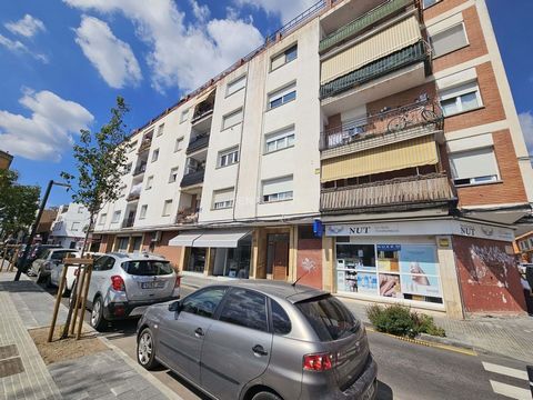 Your new home in Castellar del Vallès is waiting for you! We offer you the opportunity to live in a spacious and bright 79 square meter apartment with a charming balcony and stunning views. This cozy apartment is perfect for those looking for comfort...