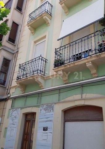 Unique opportunity for your new home in Jijona! For sale is a charming ground floor flat located on the prestigious Avenida Constitución, in the heart of Jijona and surrounded by bustling commercial activity. This home gives you the perfect combinati...
