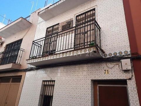Vous souhaitez acheter une maison jumelée de 3 chambres à Séville ? Excellente opportunité d’acquérir la propriété de cette maison d’habitation individuelle d’une superficie de 108 m² bien répartie, avec 3 chambres et 2 salles de bains, située dans l...