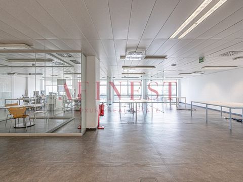 SPACE WITH 135M2 FOR RENT IN SANTO AMARO OEIRAS - SEA FRONT - - SHARED SPACE - A STONE'S THROW FROM LISBON Have you ever thought about renting a space with 135 m2 where you can share a place with a total area of 272m2 with another company? Here it is...