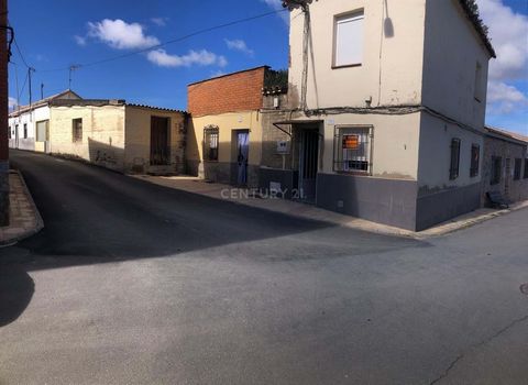 Apartment divided into two floors and a garage. The façade overlooks two streets, space to park on the same street. On the first floor; At the entrance we find a corridor where on the right we have the kitchen, on the left we have a small pantry, if ...