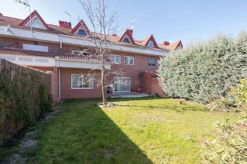 Are you looking for a spacious house, ready to move into? Let me tell you a little more, it's worth it, I assure you: This exclusive house in Las Rozas, Los Alazanes Urbanization, Madrid, offers an impressive area of 426m2, distributed in 9 rooms, in...