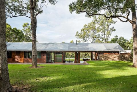 The Greenhouse, a masterpiece crafted by the acclaimed Shaun Lockyer Architects in 2018, epitomizes a lifestyle of luxury, serenity, and seamless integration with nature. This modern take on a farmhouse boasts a rich blend of eco-conscious materials ...