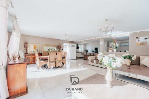 Discover this 168m house with an exterior of 558m2 consisting of a large terrace, a vegetable garden and a summer kitchen. Built on one floor, there is on the ground floor a spacious living room of 52m2 with an open kitchen of 24m2, ideal for family ...