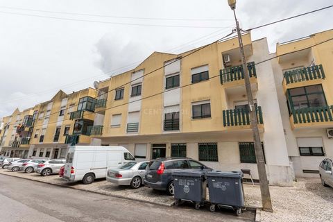Apartamento R/c num prédio de 2 andares no Sobralinho (Alhandra). O apartamento é composto por: Sala comum Cozinha, Quarto em suite, 2 quartos.