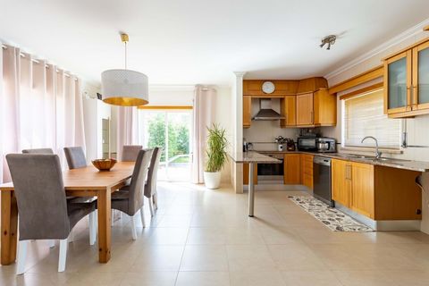 T3 +1 SEMI-DETACHED HOUSE IN ALFEIZERÃO This T3+1 semi-detached house located in Alfeizerão, has all the comfort you need so you can enjoy it with your family and friends. With high quality finishes, aluminum windows with double glazing and excellent...