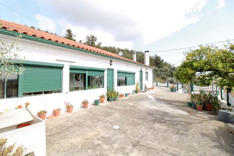 Single storey house with a floor area of 123m2 and a 4541m2 cultivable ground . This sunny house consists of a front in Marquise, kitchen, living room, 4 bedrooms and bathroom. Access is via a terrace, with a splendid view of Lezíria to the East, and...
