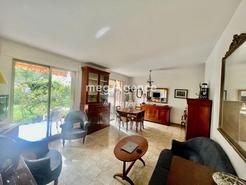 Ideally located in a popular area, this 73m2 ground floor apartment offers a living environment that is both pleasant and practical. Its proximity to the port and the lively streets of Sanary allows you to fully enjoy the excitement of the city while...