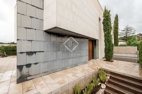 Lucas Fox presents this wonderful house in the centre of Matadepera. A magnificent stately and unique property due to its location, high quality finishes, modern interior design and perfect layout and easy maintenance. The house is distributed over t...