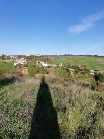 Rustic land of 3,050.50m2 with an urban area of 108m2 having implemented a ruin of 68m2 in Mecca, Alenquer. Ideal for those looking for quality of life in the countryside, but close to the city (50kms from Lisbon). A request for a PIP (request for pr...