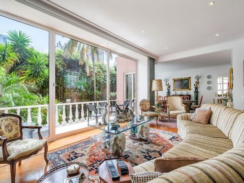 Unique Villa with 759 sq.m gross area in Avenidas Novas, Lisbon. With high ceilings, large rooms, and beautiful wooden floors. I It is in excellent condition. The house is distributed over 4 floors: The basement with plenty of storage. Ground floor w...