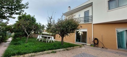 Magnificent 5 bedroom villa, 6 rooms with 178.98m2 of gross area and 150 m2 of floor area about 30 minutes from Lisbon. It is located in Urbanização de Moradias, just 500 metres from 