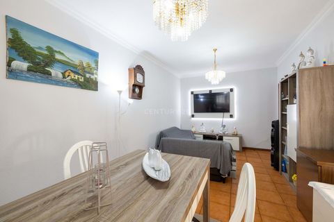If you are looking for a spacious apartment, in an excellent location, look no further! Apartment on two fronts, with great sun exposure, lots of light, air conditioning in the living room, double windows throughout the house, thermal shutters, balco...