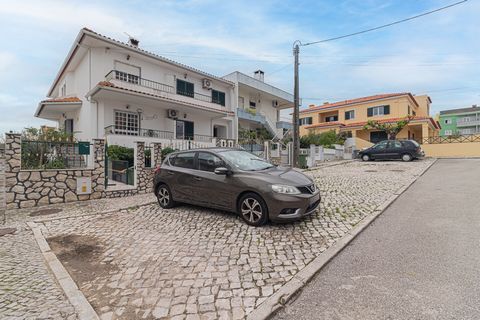 Description Located in Quinta do Brasileiro, - Corroios - free from noise pollution, this T4 type villa enjoys comfortable sun exposure and the tranquility that the place offers! In very good condition, the vast area corresponding to it is spread ove...
