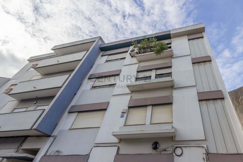C'est un appartement très central à Santo André. Il dispose de surfaces très généreuses et supérieures à la moyenne, où vous pouvez avoir la possibilité de transformer cette propriété en un type T3. Situé à proximité des Ecoles, des Transports, de l'...