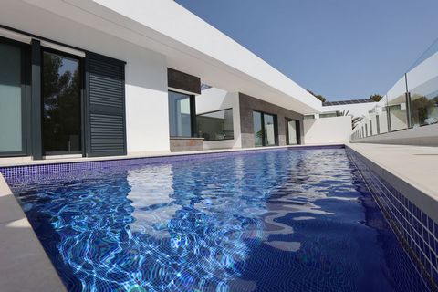 Deze indrukwekkende luxe villa ligt in de urbanisatie La Fustera, een rustige en goed onderhouden woonwijk, op slechts 1600 meter van het strand. Deze villa heeft een bebouwde oppervlakte van 450 m2, ligt op een perceel van 950 m2 en is verdeeld over...