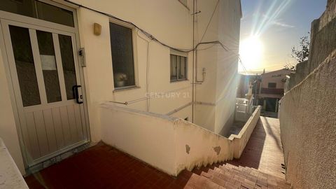 2 bedroom apartment, with good areas and excellent location, 2 bedrooms and 1 bathroom, kitchen, with a storage room, large living room and balcony with a marquee. The apartment is situated in Nazaré, allowing you to enjoy everything this stunning co...