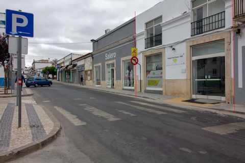 Excellente opportunité commerciale avec 7 magasins dans le centre-ville de Reguengos de Monsaraz, à 5 mètres de la place principale de la ville (Plaza de Liberdade) en face de la station de taxis. Rentabilité supérieure à 9%. Vérifiez votre visite ma...