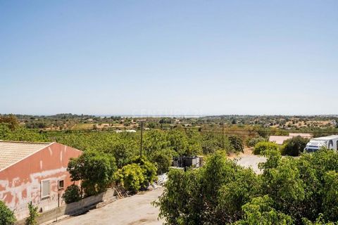 House with an area of 205sqm remodeled in 2011 located in Amaro Gonçalves (Luz de Tavira), 15 minutes from Tavira. On the ground floor there is a kitchen, living room/dining room, 1 en-suite bedroom, garage and 1 patio. on the 1st. floor has 3 bedroo...