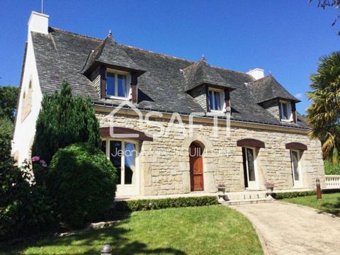 Pontivy, in a quiet, sought-after area, very attractive traditional house set in approx. 1000 m² of fully enclosed grounds. The ground floor comprises a living room opening onto a large heated conservatory (woodstove), a kitchen, a bedroom, a study a...