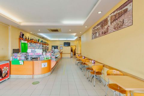 Transfer of restaurant and cafe in a very privileged location in Baixa da Banheira, as it is located on the main avenue. Close to banks, such as Caixa Geral de Depósitos, train station just a few meters away, and other services and commerce. This caf...