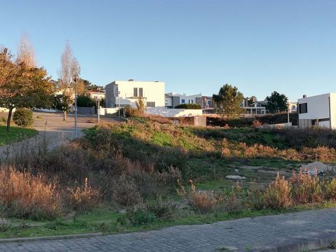Come visit this area and the Land of 373m2 inserted in the excellent Urbanization of Portela da Vila. Possibility of Traditional Construction or LFS (specialized companies in the Zone) Land Implantation Area, about 125m2. Gross dependent area, about ...