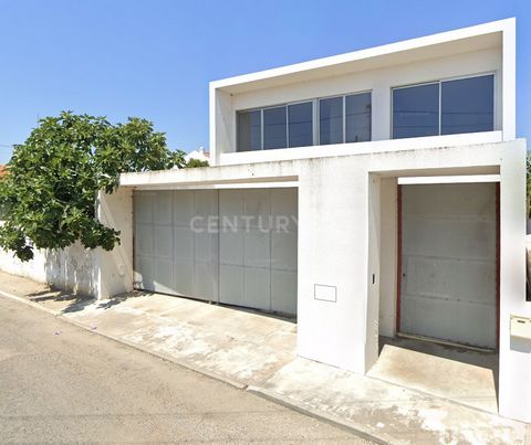 Opportunity to acquire this magnificent 3-bedroom house with a total area of 296 square meters, located in the locality of Vila Chã de Ourique, in Cartaxo, Santarém district. Located just minutes from downtown Cartaxo and in a quiet residential area,...