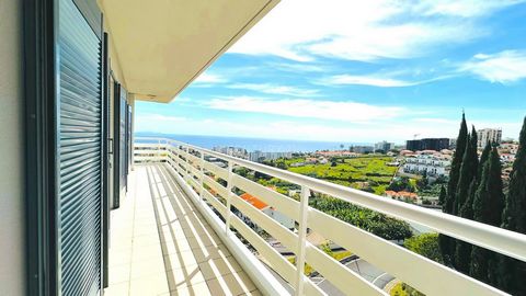 Situado na pitoresca zona do Pilar, no coração do Funchal. Este magnífico e ímpar apartamento T4, cuidadosamente transformado em um T3, oferece a oportunidade única de viver com estilo e conforto. Com uma generosa área de 152 m2, esta propriedade pro...