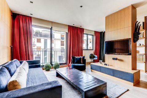 This luxury 82m2 two-bedroom, two-bathroom apartment is situated in the heart of the 8th district along the famous Avenue Montaigne. Found on the 7th floor, easily accessible by an elevator, the home has large windows throughout, allowing for maximal...