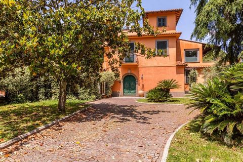 Grottarossa - Via di Quarto Annunziata - A few minutes from the center of Rome, in a wonderful park of almost 2 hectares, we offer for sale a complex of 3 independent villas, with respective gardens and shared swimming pool. The three units have been...