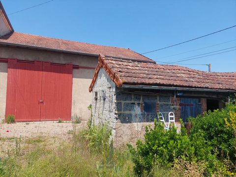 Mably bourg, ancienne grange d 'env. 100m2 pouvant être utiliser en dépôt ou à réhabiliter en habitation. Avec Écurie + dépendances sur 360m2 de terrain.