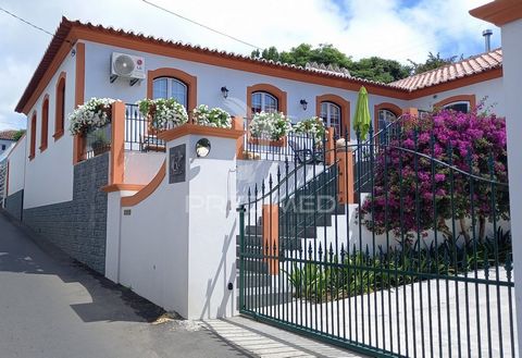 Discover your new home with breathtaking views in this excellent charming Azorean villa Completely tastefully refurbished. It is located in the parish of São Bartolomeu de Regatos, 6km from the heritage city of Angra do Heroísmo is 3 km from the beau...