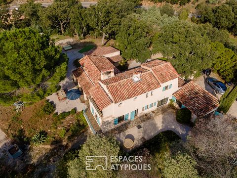 In the heart of unspoilt nature, close to the sea and the beaches of the French Riviera, come and discover this property with swimming pool completely renovated with taste. Located on the heights of La Londe-les-Maures, this villa of approximately 22...