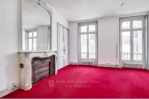 This 339 sqm apartment bathed in sunshine and featuring 3.50 metre high ceilings is on the 3rd floor of a fine late 19th century Haussmannian building located a stone's throw from leafy Parc Monceau. With a near 50 sqm courtyard annex and a cellar. P...