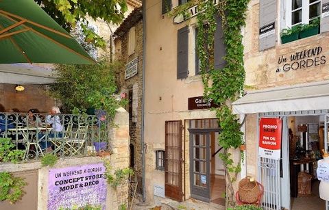 Gordes, 70m² building, home or business. On the ground floor, an entrance / reception area, then on the first and second floors, large rooms offering a lot of layout possibilities as well as breathtaking views to take your breath away! Gallery, Tea S...