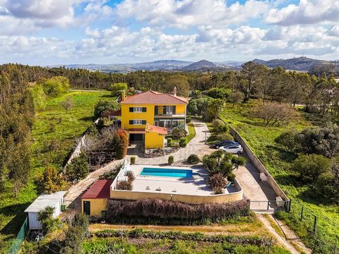 Located in Mafra, this stunning detached villa offers an experience of luxury and privacy in the middle of 15,000 square metres of land. With a gross construction area of 530 sq meters, this property exudes elegance and comfort. As you enter this mag...