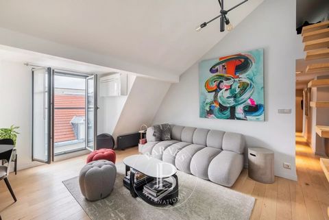 BARNES is listing this magnificent, renovated apartment offering a surface area of 33.58m² or 361 sq ft (Carrez law) and 49.78m² (536 sq ft) of floor space on the fifth floor (staircase) of a well-maintained condominium with a concierge on Rue Saint-...