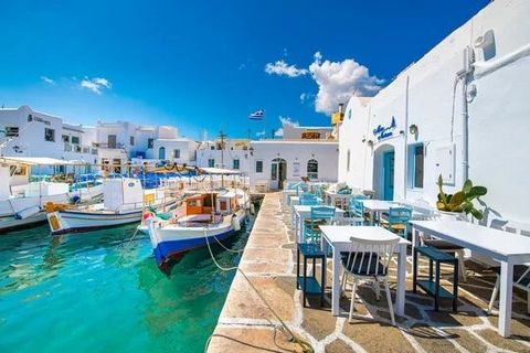 Welkom in het betoverende Naoussa, een complexe bestemming op het eiland Paros, in het hart van de Cycladen, een waar juweel van de Egeïsche Zee. IBP Greece presenteert u een uitzonderlijk pand bestaande uit twee villa's, in een gebied dat een pracht...