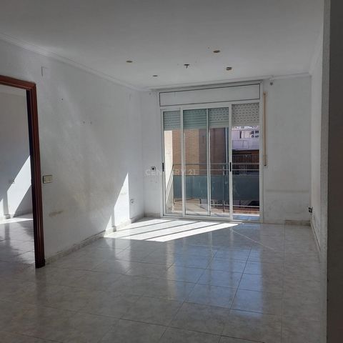 Witamy w Twojej przyszłej rezydencji w Sant Pere de Ribes! Teraz możesz kupić mieszkanie, które oferuje komfort, przestrzeń i nieskończone możliwości. Ten jasny dom na pierwszym piętrze o dużej powierzchni 79 m² zapewnia optymalny układ z 3 sypialnia...