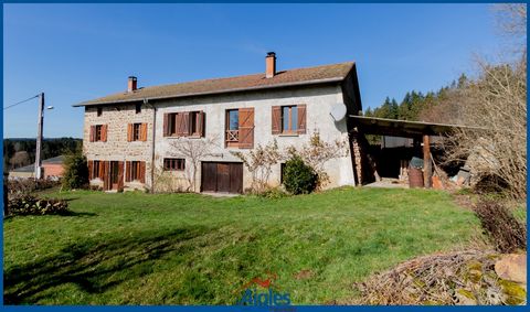 Vi blev förälskade i denna renoverade Auvergne-bondgård på 160m2 som ligger 15 minuter från Arlanc i staden St Sauveur la Sagne. På en angränsande tomt på 4519m2, utan någon vis-à-vis och närmaste granne, kommer du att njuta av terrassen i en vacker ...