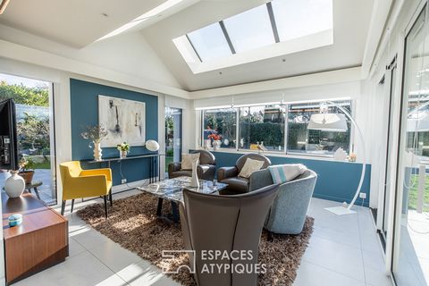 Rare for its location in the heart of the pretty village of Kersaint en Landunvez and close to all amenities and the sea, this house underwent a spectacular transformation in 2021 thanks to a bold triple extension. The old house from the 80s has comp...