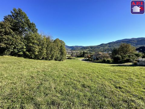 LAND WITH VIEW Seize the opportunity to build the house of your dreams on this exceptional plot of 999 m², ideally located on the heights of Saint-Girons. With a privileged exposure to the south-east, this land offers a breathtaking and unobstructed ...