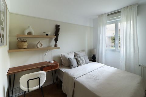 Comfortable 10 m² bedroom for rent just outside Paris! In the heart of an 82 m² flat, you'll find this beautiful Scandinavian-style bedroom, punctuated with green and wood. Bright and cosy, it is rented fully furnished. It has a lovely workspace and ...
