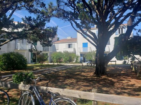 Privileged location for this 61m2 apartment located in the pretty town of La Guérinière (85680), in a charming co-ownership with parking spaces. Close to all amenities, it offers you a breathtaking view of the bay of Bourgneuf, and access to the Sabl...