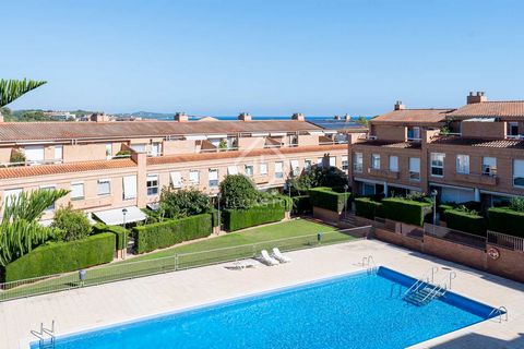 This townhouse with beautiful views is for sale in one of the most coveted areas of Tarragona. The property is located on a block with a splendid communal area inside, with a garden area and a sports area with a large swimming pool. The house has 3 f...