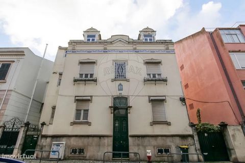Building for sale Living in the center of Lisbon in a house with charm and history? I present a building in Campolide in total ownership with 4 floors, garage and garden, overlooking the Amoreiras. Each floor has a T4 fraction with about 150 m2 each,...