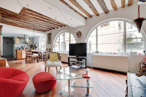 Haut-Marais. Close to the Place de la République and the town hall of the 3rd arrondissement of Paris. Charming 3-room apartment of 80 m² quiet and bright, overlooking pretty inner courtyard. Discover this favorite apartment, located on the 1st floor...