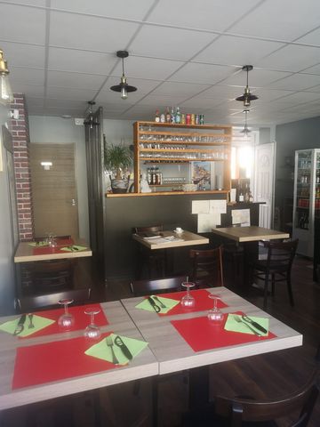 Pizzeria restaurant, takeaway. Business including a dining room, about 20 seats, a terrace at the back of the restaurant, quiet, about 40 seats, a kitchen equipped with equipment in very good condition. Parking in the immediate vicinity. Features: - ...